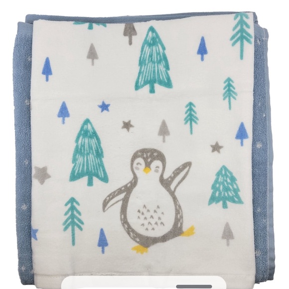 NWT Marmalade Holiday Penguin 2 Piece Hand Towel & Bath Towel Set in Blue Snow - Picture 1 of 6